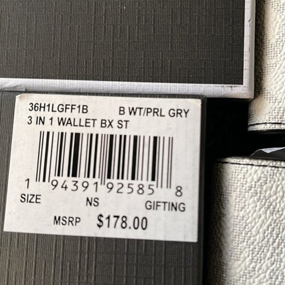 Michael Kors Boxed Signature 3 in 1 Bifold Wallet In White / Pearl Grey - Picture 4 of 15